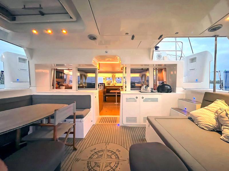 Book yachts online - catamaran - Lagoon 450  Fly - Black Duck - rent