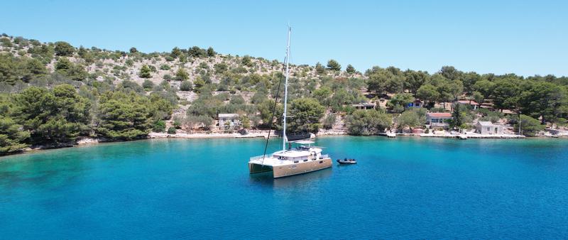 Book yachts online - catamaran - Lagoon 450  Fly - Black Duck - rent