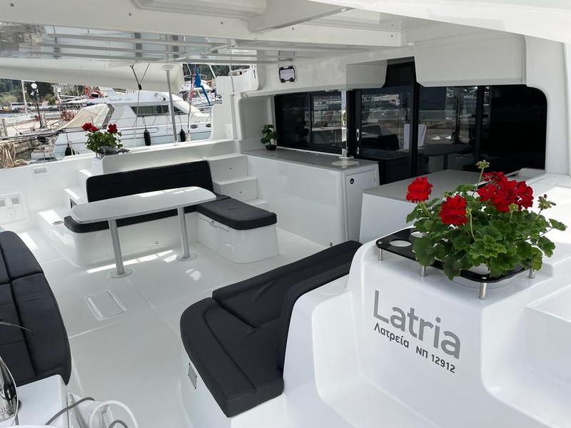 Book yachts online - catamaran - Lagoon 46 - Latria - rent