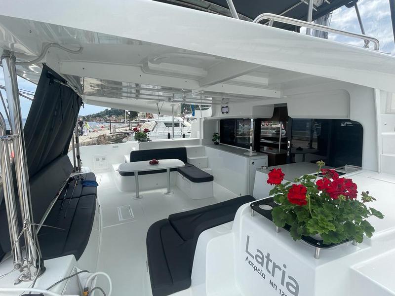 Book yachts online - catamaran - Lagoon 46 - Latria - rent