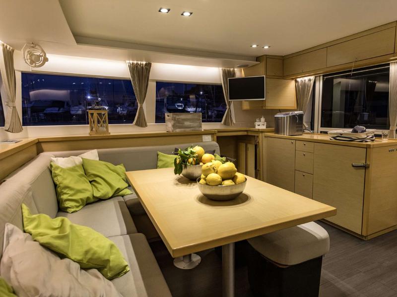 Book yachts online - catamaran - Lagoon 450 - Opera Prima - rent