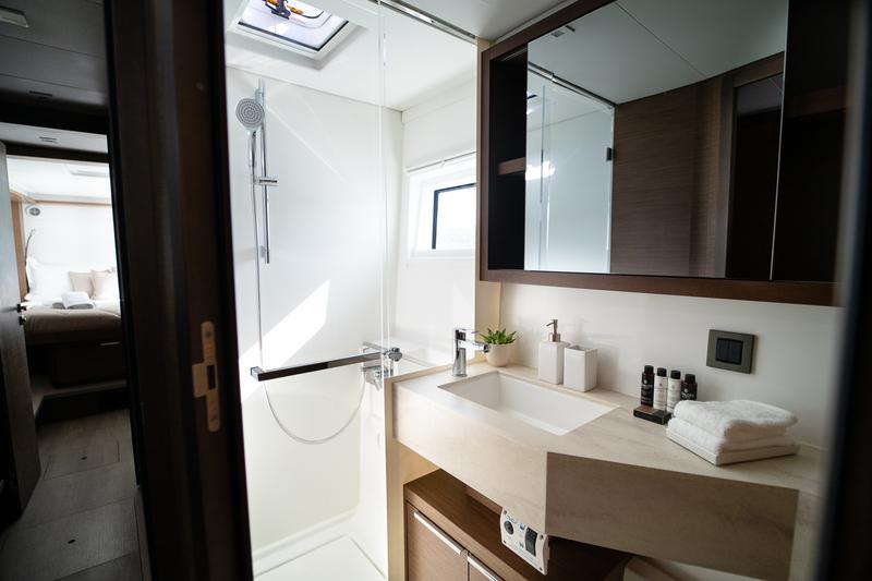 Book yachts online - catamaran - Lagoon 46 - OMNIA  - rent