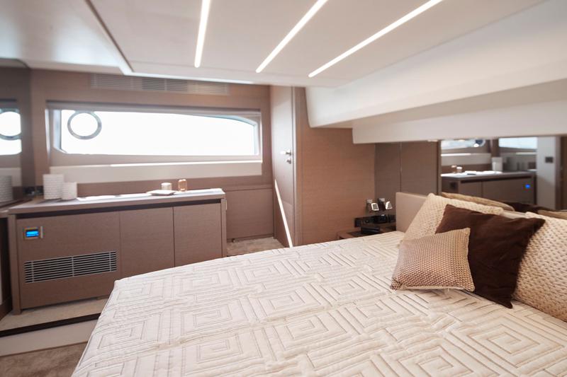 Book yachts online - motorboat - Prestige 520 - ORA G - rent