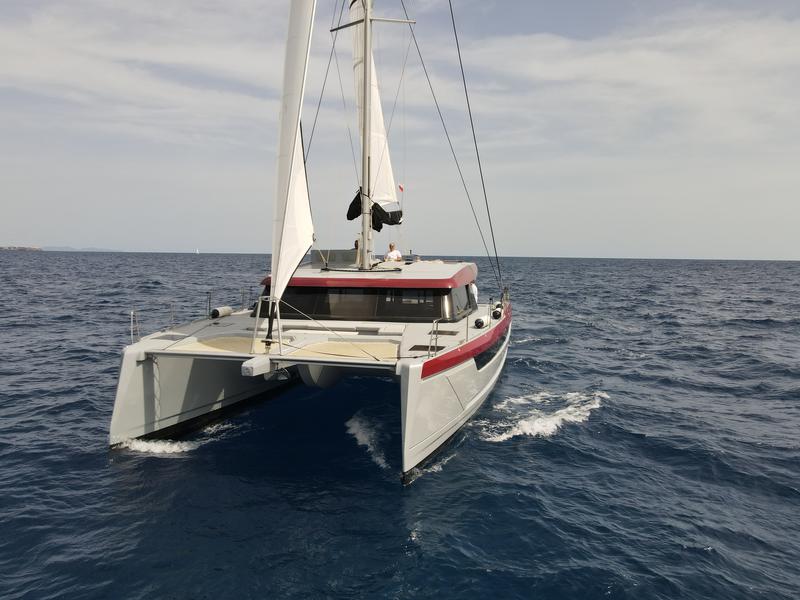 Book yachts online - catamaran - Luna 49 - Katamaran Red - rent