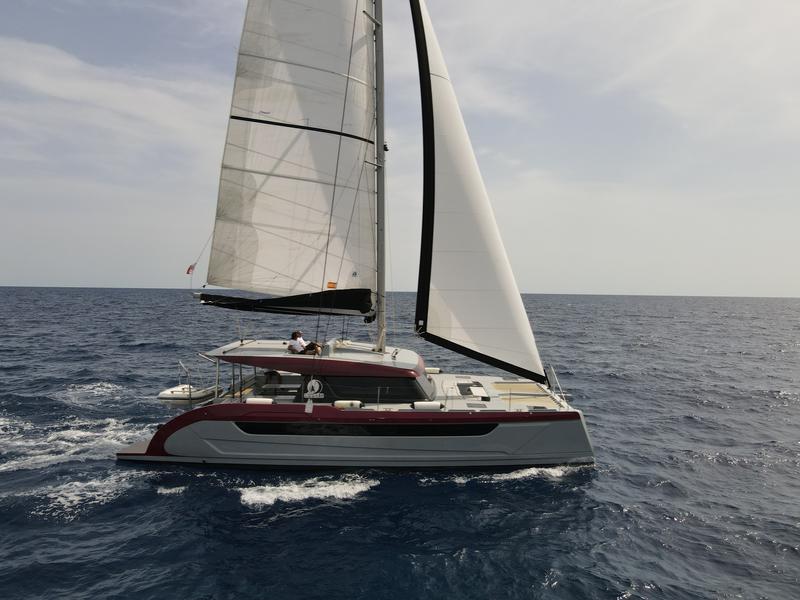 Book yachts online - catamaran - Luna 49 - Katamaran Red - rent