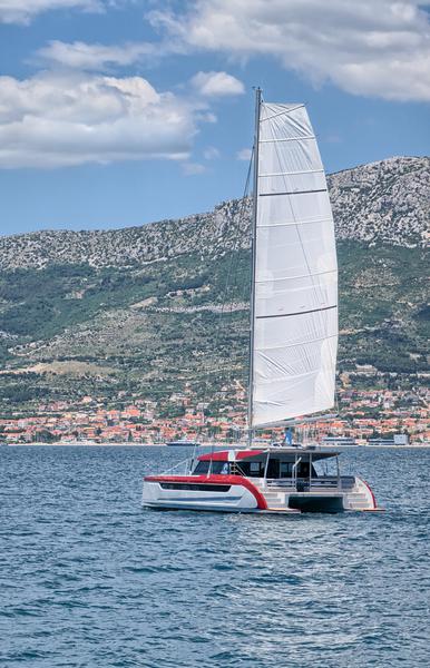Book yachts online - catamaran - Luna 49 - Katamaran Red - rent