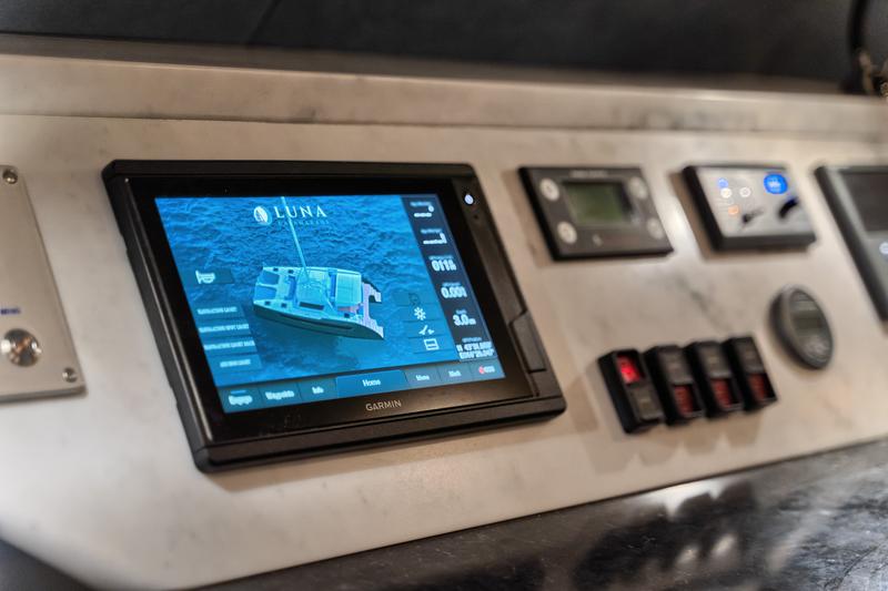 Book yachts online - catamaran - Luna 49 - Katamaran Red - rent