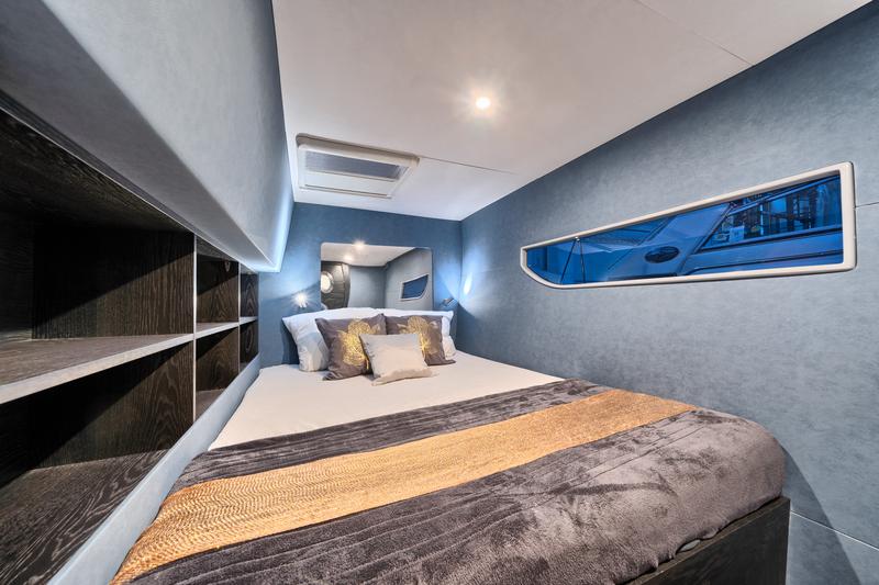 Book yachts online - catamaran - Luna 49 - Katamaran Red - rent