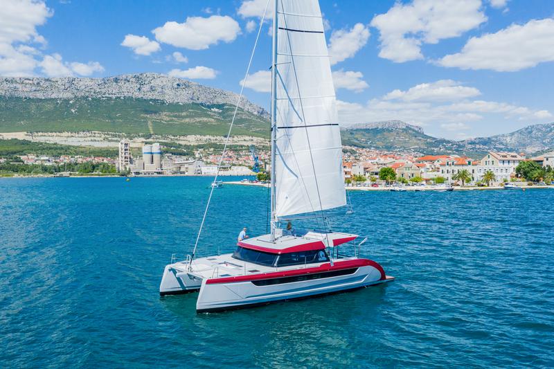 Book yachts online - catamaran - Luna 49 - Katamaran Red - rent