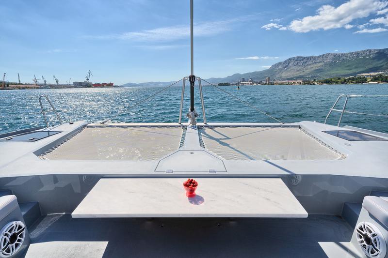 Book yachts online - catamaran - Luna 49 - Katamaran Red - rent