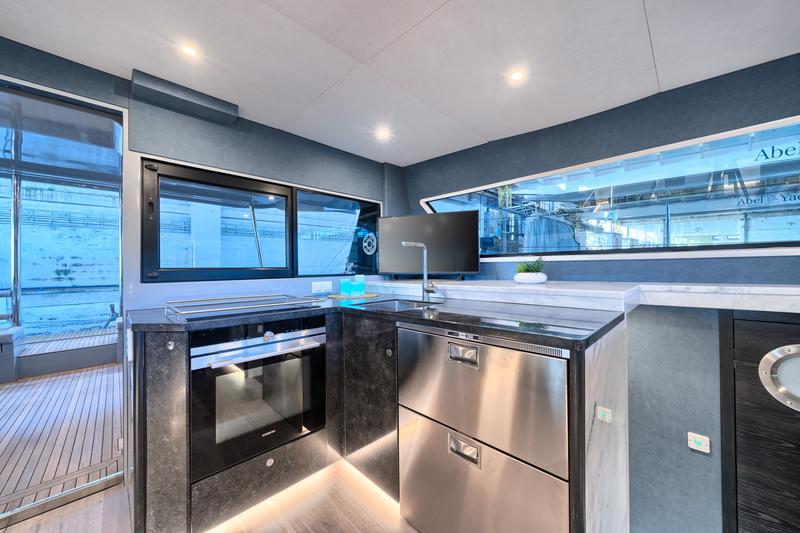 Book yachts online - catamaran - Luna 49 - Katamaran Red - rent