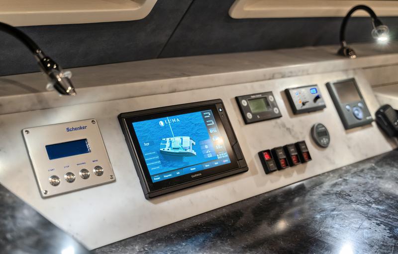 Book yachts online - catamaran - Luna 49 - Katamaran Red - rent