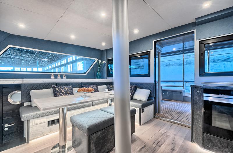 Book yachts online - catamaran - Luna 49 - Katamaran Red - rent