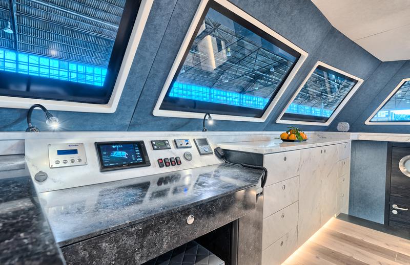 Book yachts online - catamaran - Luna 49 - Katamaran Red - rent