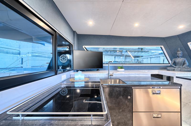 Book yachts online - catamaran - Luna 49 - Katamaran Red - rent