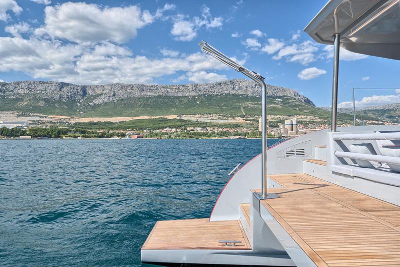 Book yachts online - catamaran - Luna 49 - Katamaran Red - rent