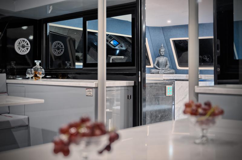 Book yachts online - catamaran - Luna 49 - Katamaran Red - rent