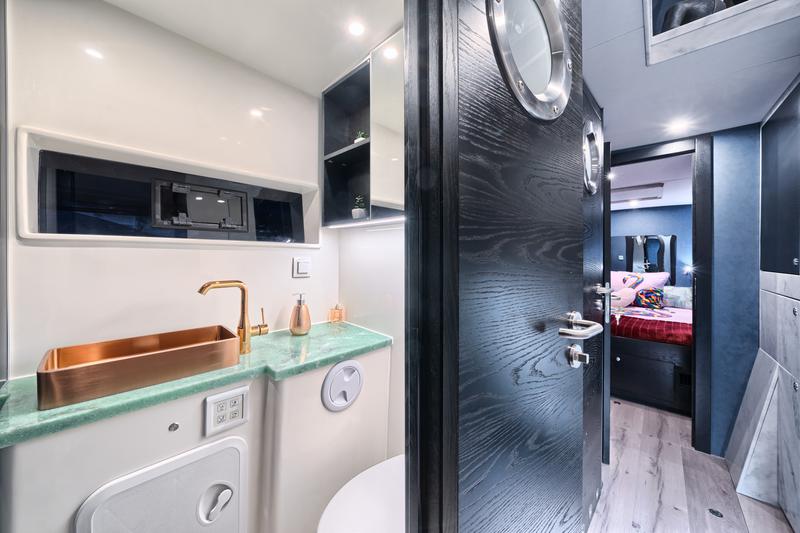 Book yachts online - catamaran - Luna 49 - Katamaran Red - rent