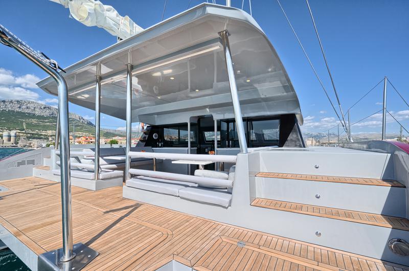 Book yachts online - catamaran - Luna 49 - Katamaran Red - rent