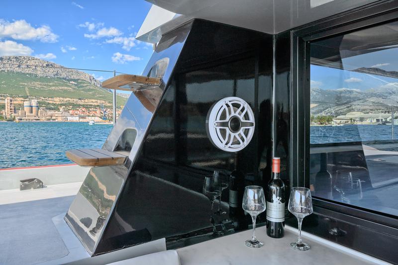 Book yachts online - catamaran - Luna 49 - Katamaran Red - rent