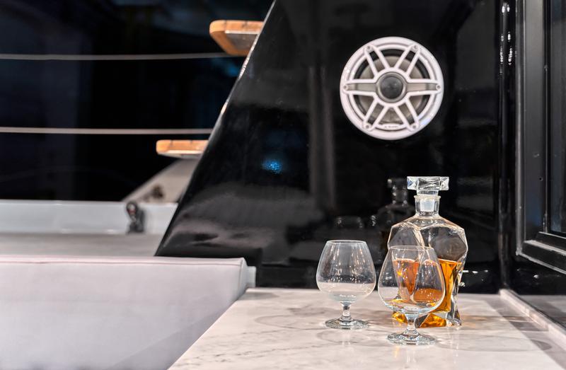 Book yachts online - catamaran - Luna 49 - Katamaran Red - rent