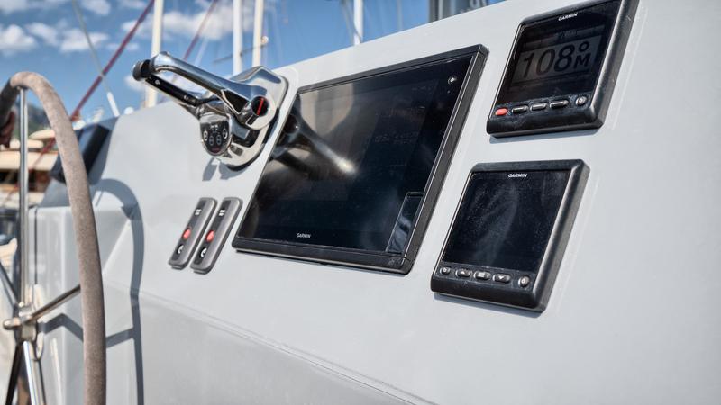 Book yachts online - catamaran - Luna 49 - Katamaran Red - rent