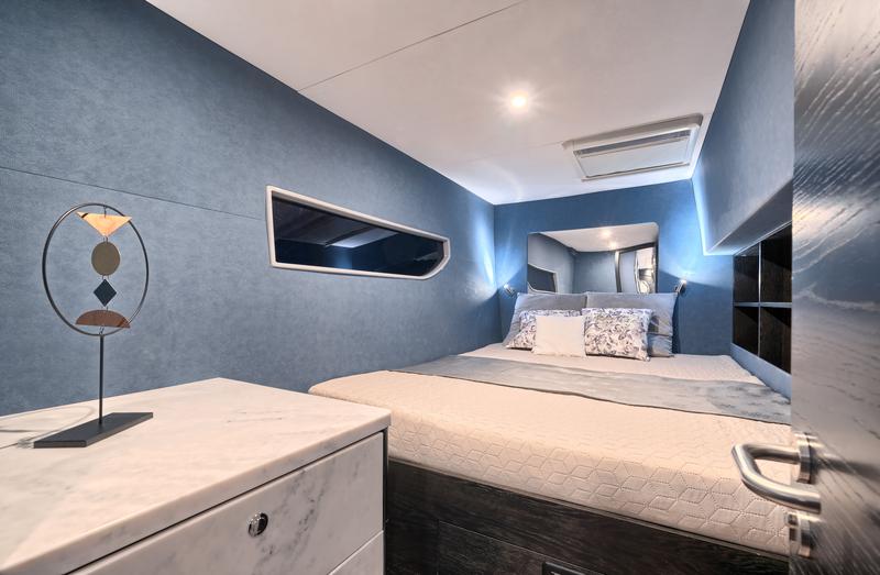 Book yachts online - catamaran - Luna 49 - Katamaran Red - rent