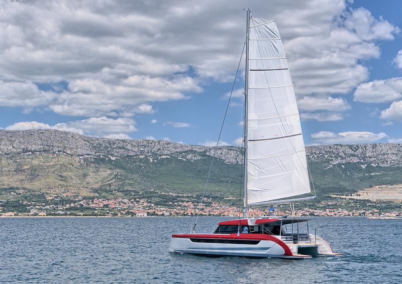 Book yachts online - catamaran - Luna 49 - Katamaran Red - rent