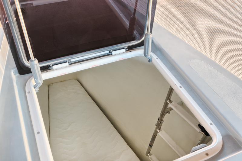 Book yachts online - catamaran - Luna 49 - Katamaran Red - rent