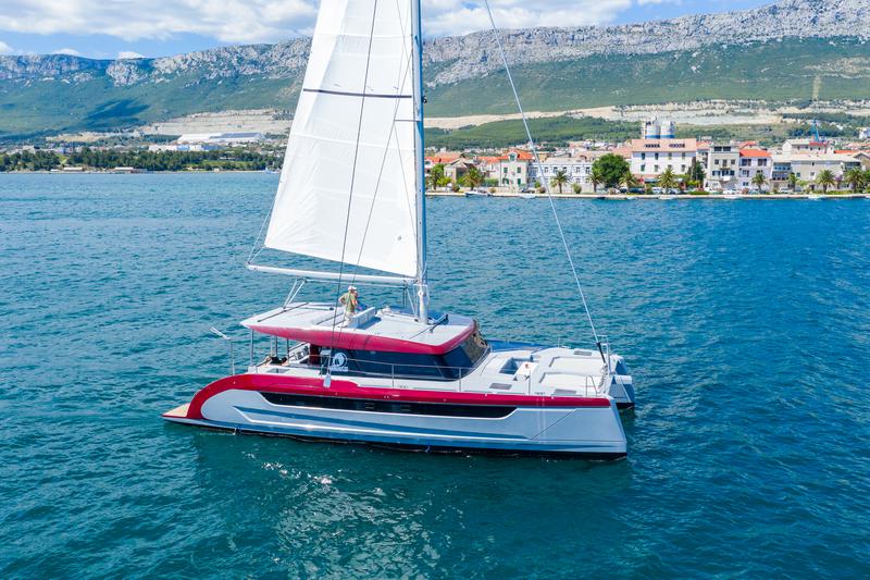 Book yachts online - catamaran - Luna 49 - Katamaran Red - rent