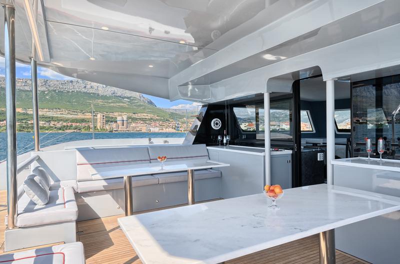 Book yachts online - catamaran - Luna 49 - Katamaran Red - rent