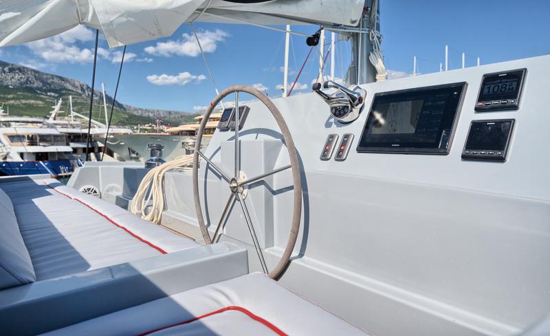 Book yachts online - catamaran - Luna 49 - Katamaran Red - rent