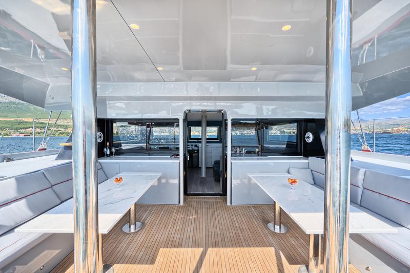 Book yachts online - catamaran - Luna 49 - Katamaran Red - rent