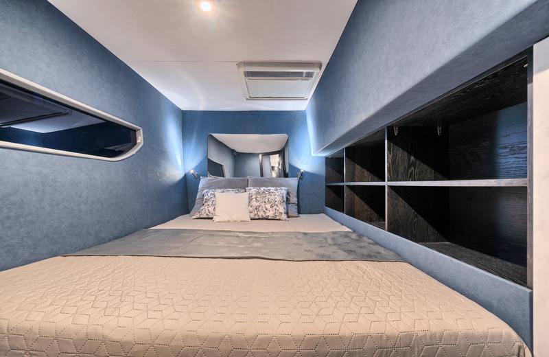 Book yachts online - catamaran - Luna 49 - Katamaran Red - rent