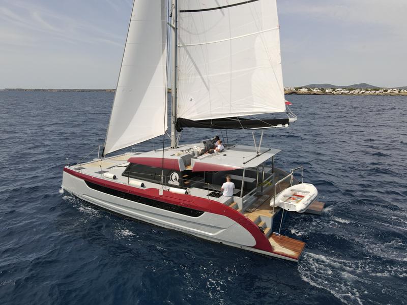 Book yachts online - catamaran - Luna 49 - Katamaran Red - rent
