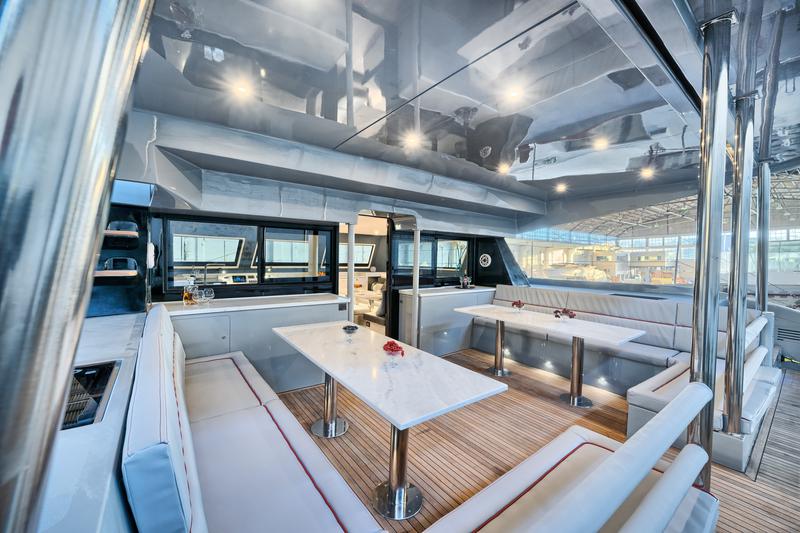 Book yachts online - catamaran - Luna 49 - Katamaran Red - rent