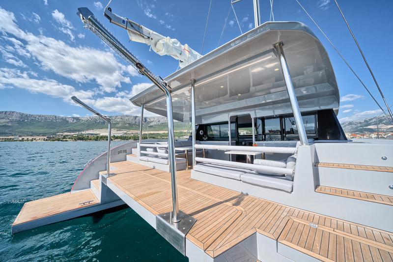 Book yachts online - catamaran - Luna 49 - Katamaran Red - rent