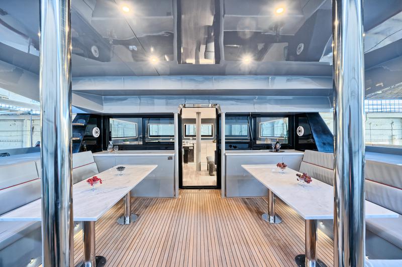 Book yachts online - catamaran - Luna 49 - Katamaran Red - rent