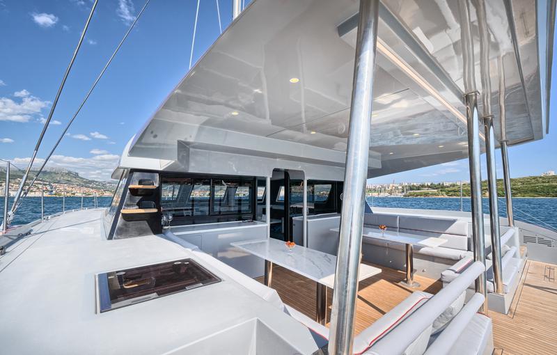 Book yachts online - catamaran - Luna 49 - Katamaran Red - rent