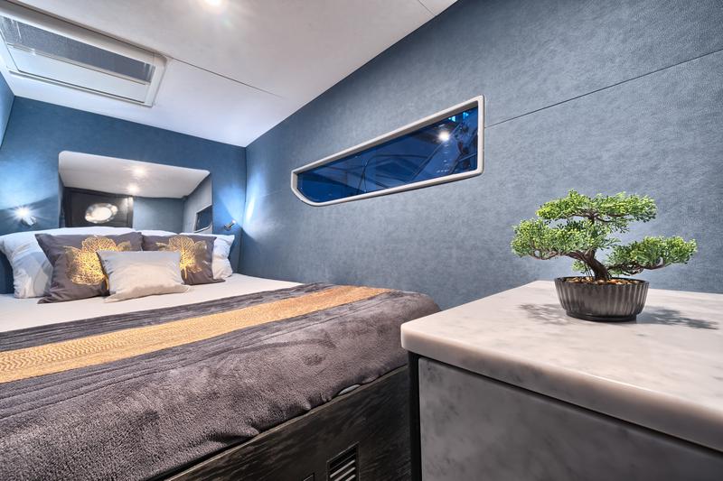 Book yachts online - catamaran - Luna 49 - Katamaran Red - rent