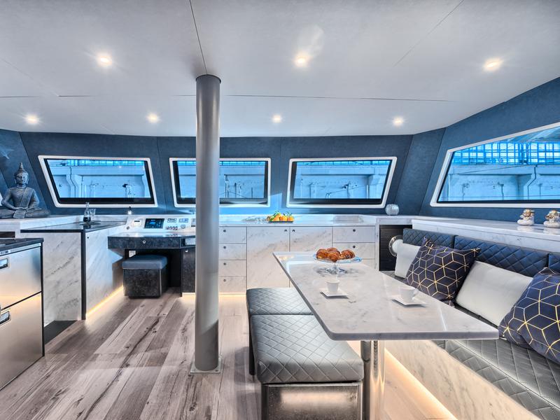 Book yachts online - catamaran - Luna 49 - Katamaran Red - rent