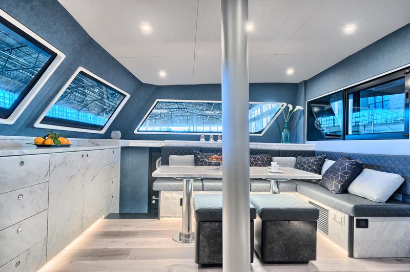 Book yachts online - catamaran - Luna 49 - Katamaran Red - rent