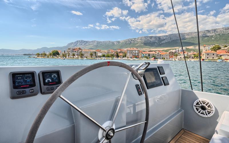 Book yachts online - catamaran - Luna 49 - Katamaran Red - rent