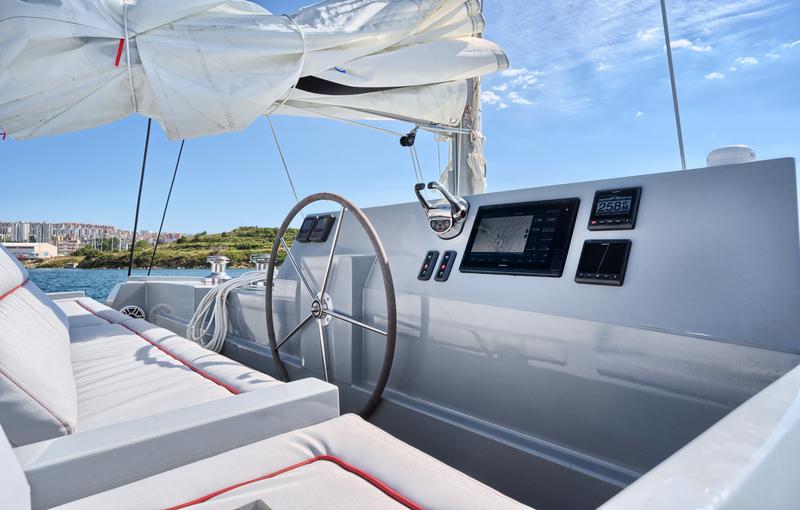 Book yachts online - catamaran - Luna 49 - Katamaran Red - rent