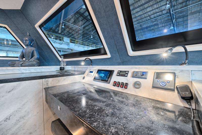 Book yachts online - catamaran - Luna 49 - Katamaran Red - rent