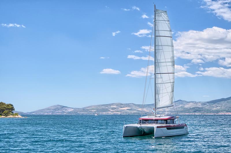 Book yachts online - catamaran - Luna 49 - Katamaran Red - rent