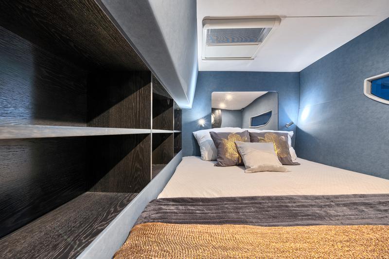 Book yachts online - catamaran - Luna 49 - Katamaran Red - rent