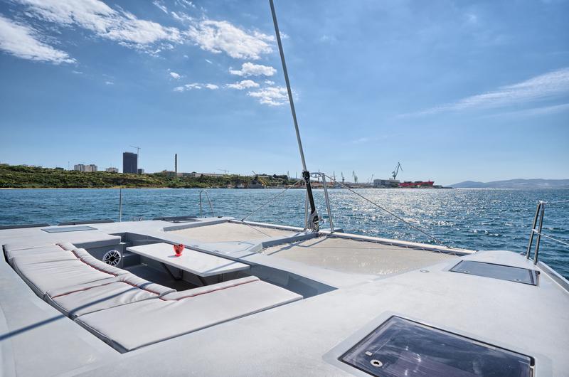 Book yachts online - catamaran - Luna 49 - Katamaran Red - rent