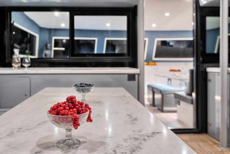 Book yachts online - catamaran - Luna 49 - Katamaran Red - rent