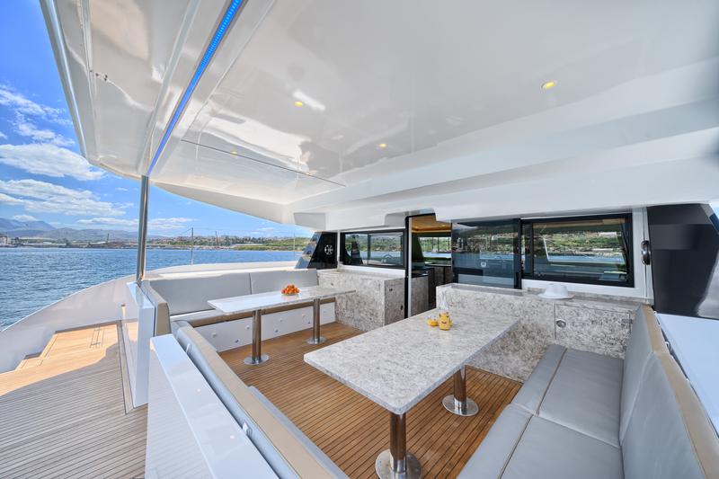 Book yachts online - catamaran - Luna 49 - Gold - rent